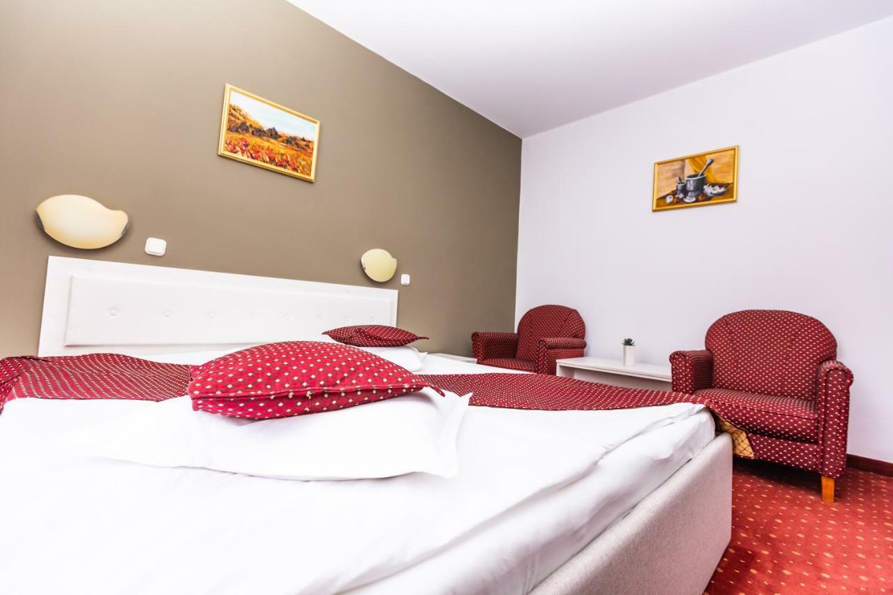 Hotel Miraj - Restaurant & Sauna & Biliard Poiana Brasov Eksteriør billede